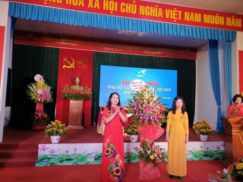 Đồng ch&iacute; L&ecirc; Thị Tuyết - B&iacute; thư Đảng ủy, Chủ tịch HĐND x&atilde; Li&ecirc;n H&agrave; tặng hoa ch&uacute;c mừng Đại hội