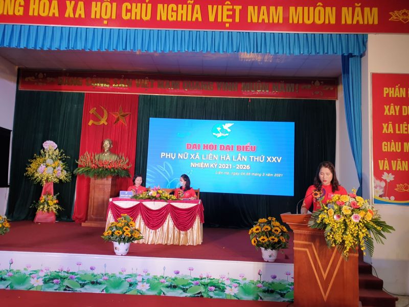 Đồng ch&iacute; S&aacute;i Thị Hường - Chủ tịch Hội LHPN x&atilde; Li&ecirc;n H&agrave; kh&oacute;a 24 đọc B&aacute;o c&aacute;o ch&iacute;nh trị của Ban chấp h&agrave;nh Hội LHPN  x&atilde; kh&oacute;a 24, nhiệm kỳ 2016-2021