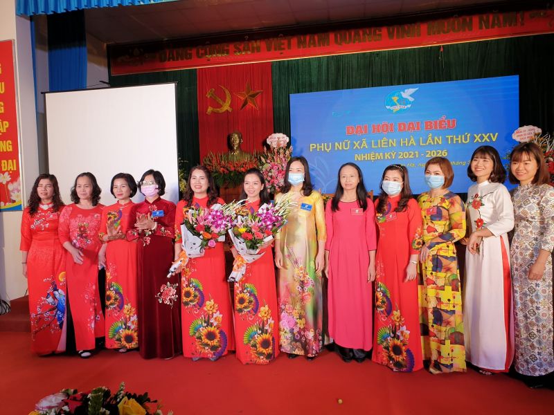 Đại diện tổ c&ocirc;ng t&aacute;c chỉ đạo Đại hội (Hội LHPN H&agrave; Nội) c&ugrave;ng l&atilde;nh đạo Hội LHPN huyện Đan Phượng tặng hoa ch&uacute;c mừng Ban chấp h&agrave;nh Hội LHPN x&atilde; Li&ecirc;n H&agrave; kh&oacute;a 25