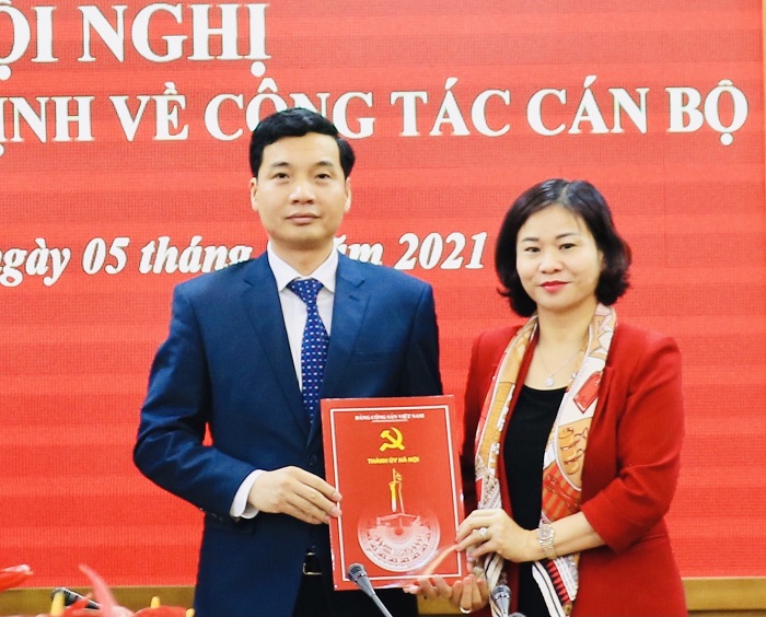 Phó Bí thư Thường trực Thành ủy Nguyễn Thị Tuyến trao quyết định cho đồng chí Nguyễn Việt Hà Phó Bí thư Thường trực Thành ủy Nguyễn Thị Tuyến trao quyết định cho đồng chí Nguyễn Việt Hà