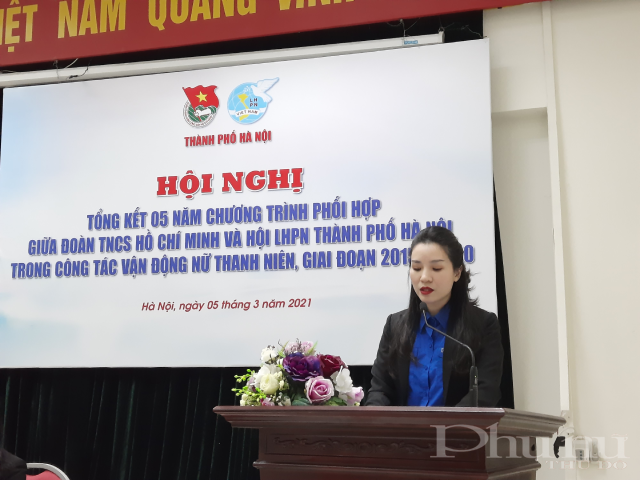 Đồng chí Bùi Lan Phương, Phó Bí thư Thành đoàn Hà Nội đọc báo cáo tổng kết 5 năm chương trình phối hợp giữa Đoàn TNCS Hồ Chí Minh và Hội LHPN thành phố Hà Nội.