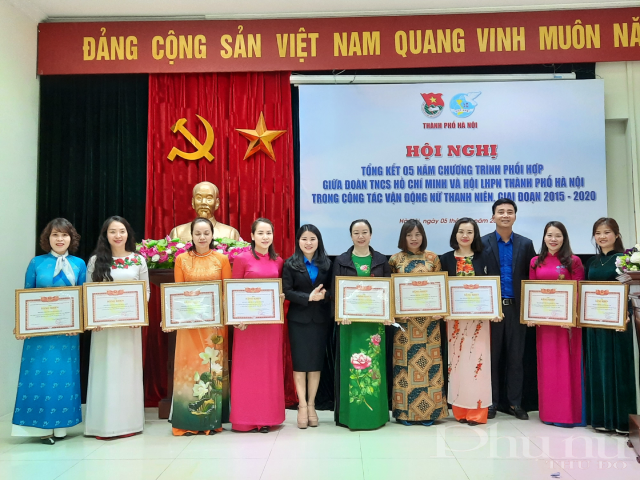 Trao tặng khen thưởng cho 18 thành đoàn trực thuộc.