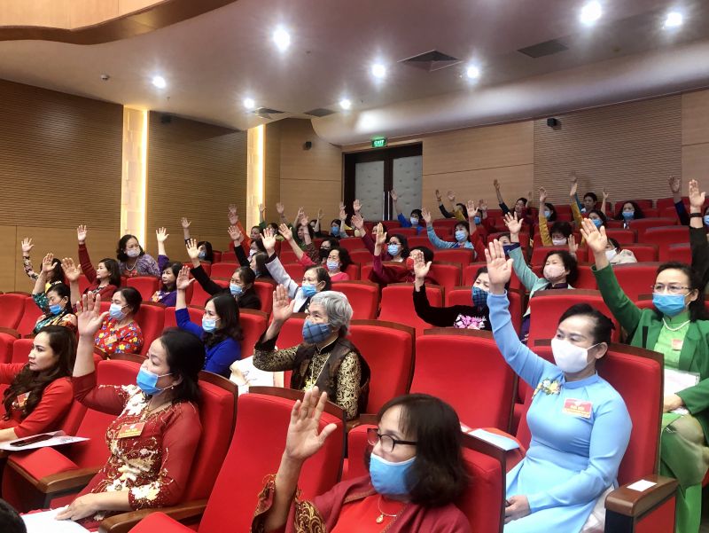 Các đại biểu đều nhất trí 100% với các nội dung tại đại hội. Đại biểu ngồi giãn cách nhau, đảm bảo nguyên tắc phòng, chống dịch.