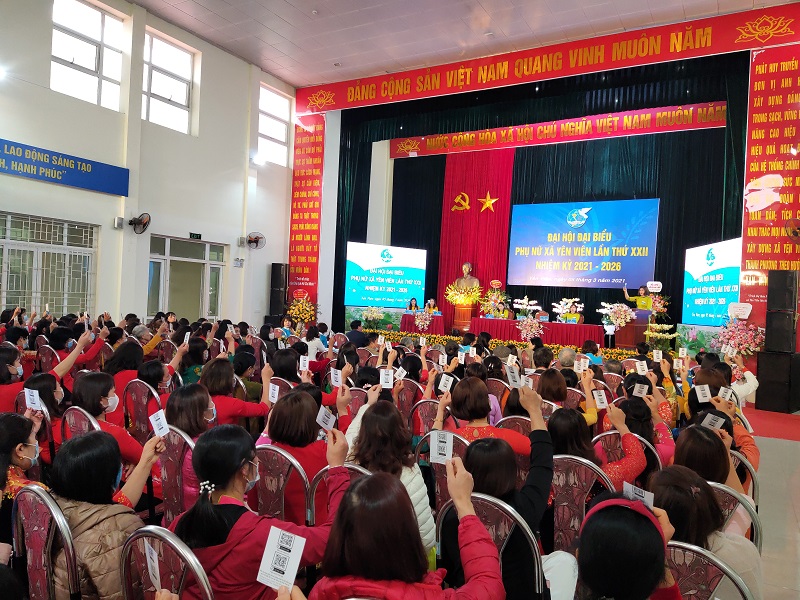 Thẻ đại biểu có tích hợp mã QR để các đại biểu có thể sử dụng điện thoại quét mã để nhận tài liệu đại hội Thẻ đại biểu có tích hợp mã QR để các đại biểu có thể sử dụng điện thoại quét mã để nhận tài liệu đại hội