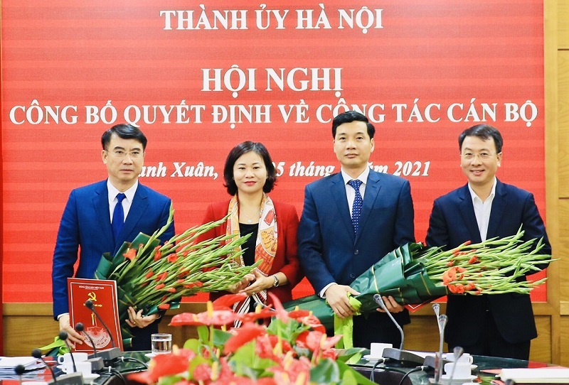 Phó Bí thư Thường trực Thành ủy Nguyễn Thị Tuyến tặng hoa, chúc mừng các đồng chí nhận nhiệm vụ mới Phó Bí thư Thường trực Thành ủy Nguyễn Thị Tuyến tặng hoa, chúc mừng các đồng chí nhận nhiệm vụ mới