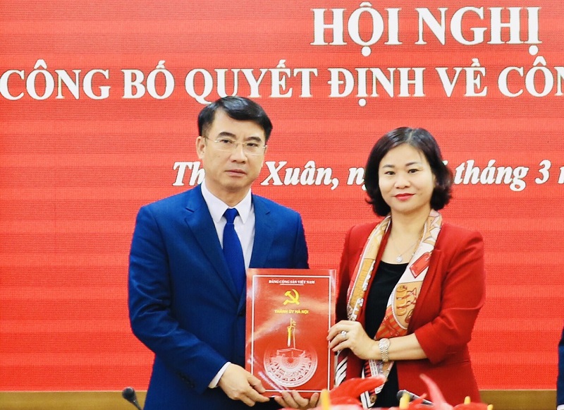 Phó Bí thư Thường trực Thành ủy Nguyễn Thị Tuyến trao Quyết định cho đồng chí Nguyễn Xuân Lưu Phó Bí thư Thường trực Thành ủy Nguyễn Thị Tuyến trao Quyết định cho đồng chí Nguyễn Xuân Lưu
