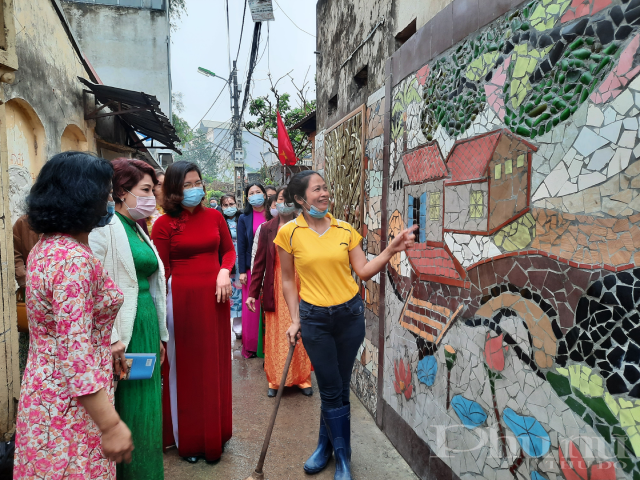 Chị Nguyễn Thị Hiên, chi hội phụ nữ Hoàng Liên 2, chủ nhân của  bức tường bích hoạ được làm từ gốm sứ.