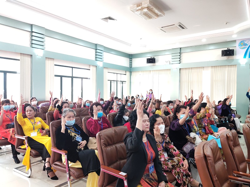 Các đại biểu biểu quyết bầu BCH Hội LHPN phường Các đại biểu biểu quyết bầu BCH Hội LHPN phường