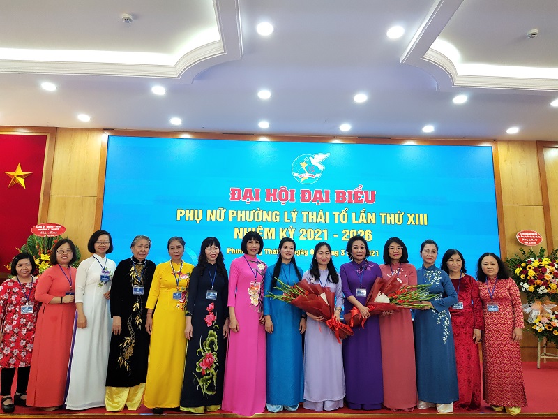 Các đại biểu tặng hoa chúc mừng BCH Hội LHPN phường Lý Thái Tổ nhiệm kỳ 2021-2026 Các đại biểu tặng hoa chúc mừng BCH Hội LHPN phường Lý Thái Tổ nhiệm kỳ 2021-2026