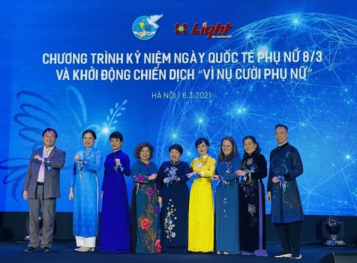 Các Đại biểu thực hiện nghi thức khởi động chiến dịch “Vì nụ cười phụ nữ”.
