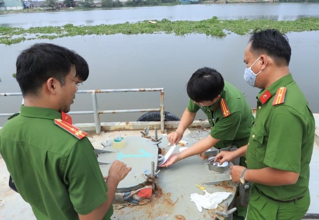 Lực lượng công an kiểm tra một bồn xăng trong chuyên án