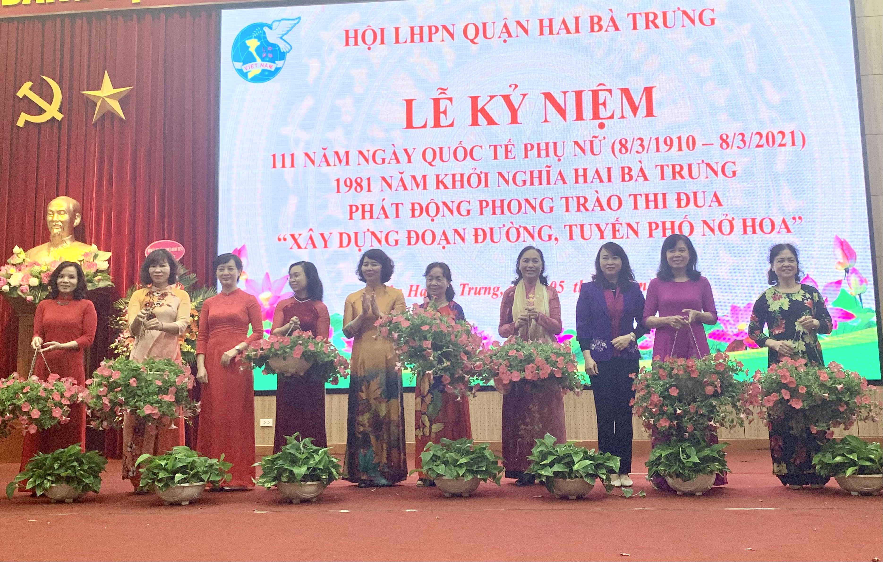 Trao tặng c&acirc;y v&agrave; hoa cho đại diện c&aacute;c phường thuộc Hội LHPN quận Hai B&agrave; Trưng