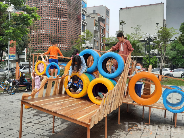 Các bạn nhỏ rất háo hức với sân chơi được thiết kế đẹp mắt và thân thiện.