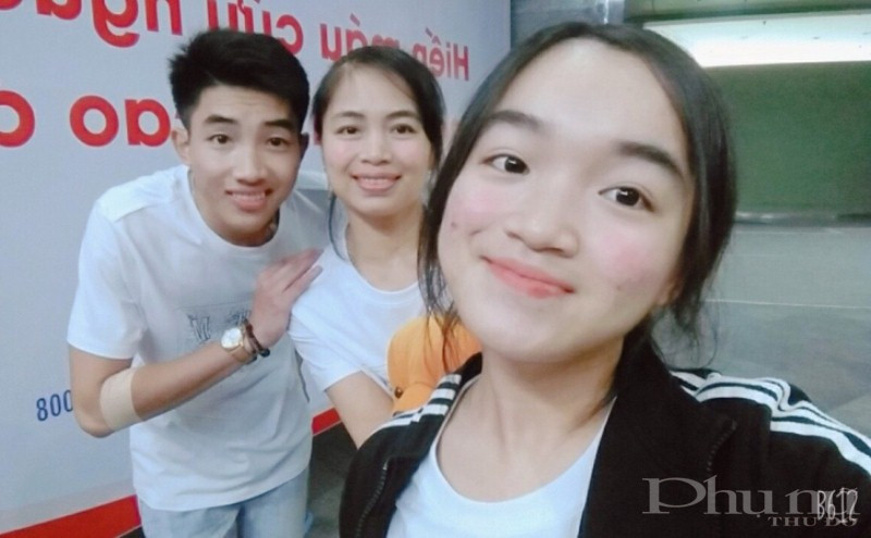 Chị Hiền cùng 2 con tham gia hiến máu.