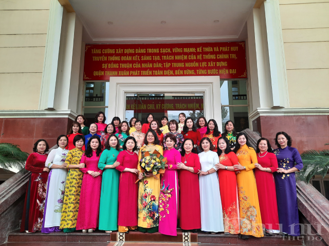 Lãnh đạo Hội LHPN Quận cùng 13 Hội PN cơ sở chục ảnh lưu niệm. Lãnh đạo Hội LHPN Quận cùng 13 Hội PN cơ sở chục ảnh lưu niệm.