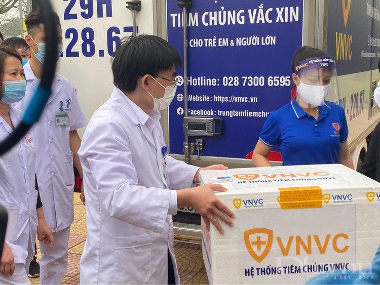 Vắc xin được vận chuyển tới BV Bệnh Nhiệt đới TƯ để tiến hành tiêm chủng. Vắc xin được vận chuyển tới BV Bệnh Nhiệt đới TƯ để tiến hành tiêm chủng.