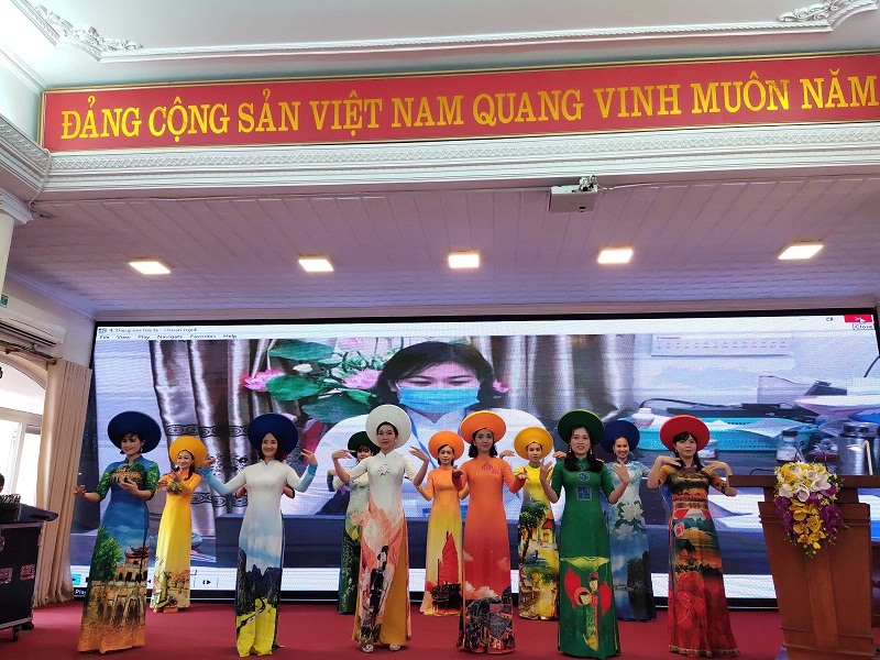 Màn trình diễn áo dài hưởng ứng 