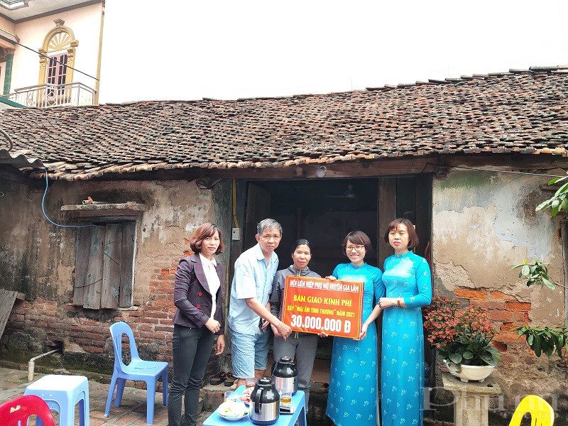 Hội LHPN huyện Gia Lâm Bàn giao kinh phí hỗ trợ xây 