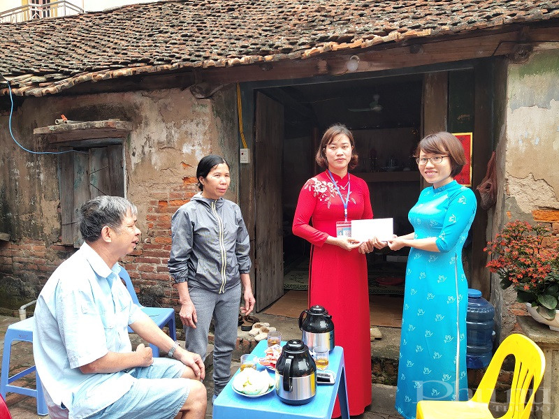 Dự kiến ngày 12/2, gia đình chị Thuyên sẽ khởi công, trước mắt Hội PN huyện bàn giao số tiền 10 triệu đồng cho đại diện Hội PN xã Đình Xuyên để khi gia đình chị Thuyên khởi công sẽ nhận được số tiền ban đầu này . Số tiền 20 triệu đồng còn lại sẽ được bàn giao cho gia đình chị Thuyên ngay sau khi khánh thành ngôi nhà vào thời gian tới