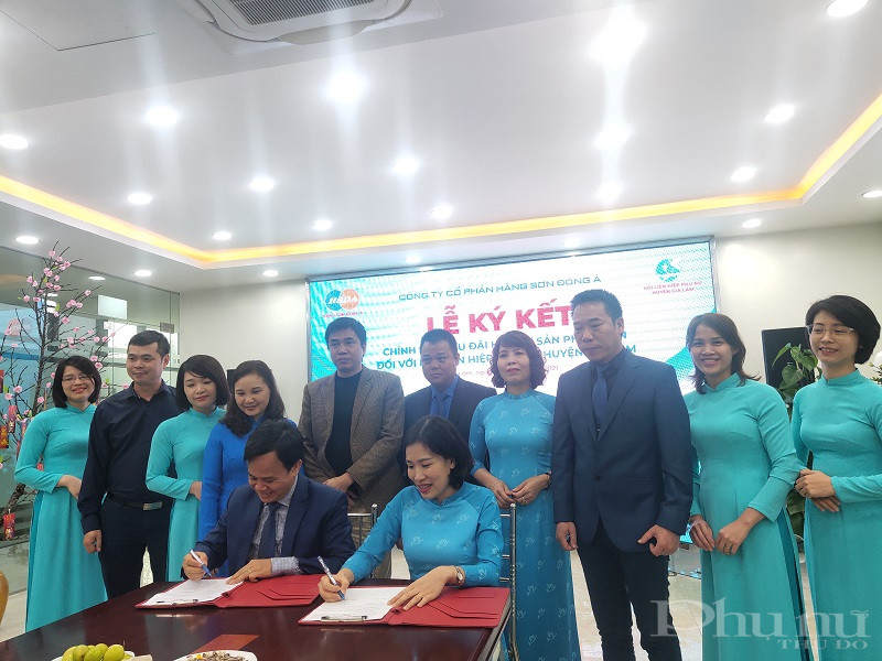 Đại diện lãnh đạo hai đơn vị là Hội LHPN huyện Gia Lâm và Công ty cổ phần hãng sơn Đông Á  ký cam kết chính sách ưu đãi với gia đình