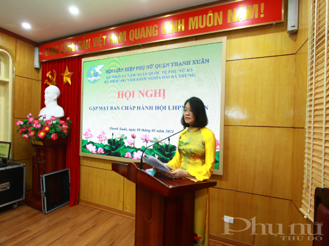 Đồng chí Trịnh Thị Hồng Thủy - Quận ủy viên, Chủ tịch Hội LHPN quận Thanh Xuân phát biểu tại Hội nghị. Đồng chí Trịnh Thị Hồng Thủy - Quận ủy viên, Chủ tịch Hội LHPN quận Thanh Xuân phát biểu tại Hội nghị.