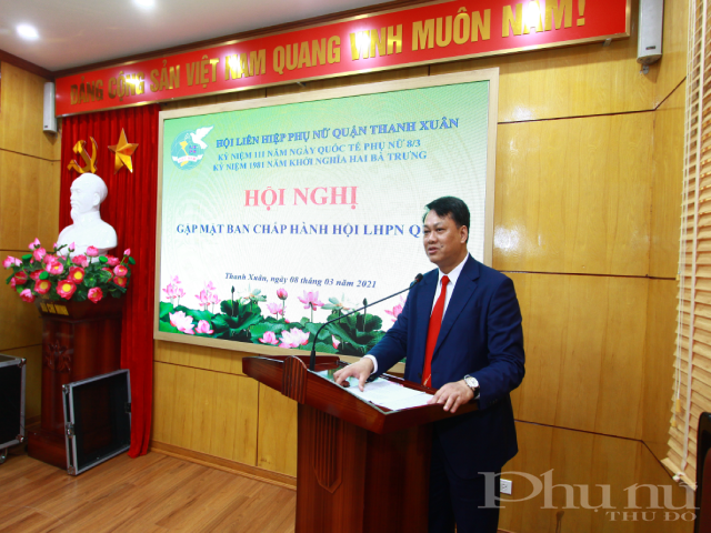 Đồng chí Nguyễn Minh Tiến - Phó Bí thư thường trực Quận uỷ chúc mừng cán bộ hội viên Hội LHPN Quận nhân ngày Quốc tế Phụ nữ 8/3. Đồng chí Nguyễn Minh Tiến - Phó Bí thư thường trực Quận uỷ chúc mừng cán bộ hội viên Hội LHPN Quận nhân ngày Quốc tế Phụ nữ 8/3.
