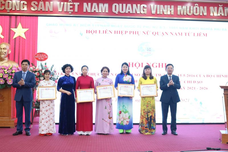 Các cá nhân đạt thành tích xuất sắc trong thực hiện Chỉ thị 05 giai đoạn 2015 - 2020 được trao thưởng tại Hội nghị