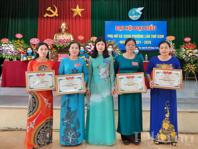 Trao bằng khen cho đại diện c&aacute;c chi hội phụ nữ c&oacute; th&agrave;nh t&iacute;ch xuất sắc được khen thưởng tại Đại hội.