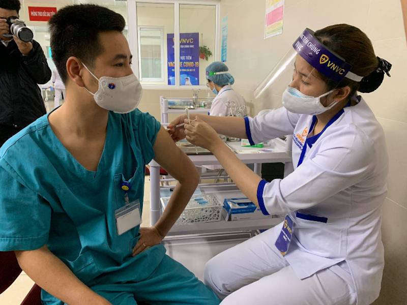 Một trong những b&aacute;c sĩ thuộc nh&oacute;m đầu ti&ecirc;n của H&agrave; Nội được ti&ecirc;m vaccine ngừa Covid-19.