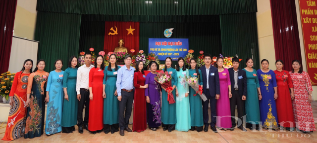 C&aacute;c c&aacute;n bộ, l&atilde;nh đạo x&atilde;, huyện chụp ảnh lưu niệm với c&aacute;c đại biểu dự Đại hội.