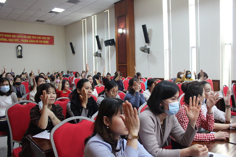 Các đại biểu gửi gắm niềm tin vào đồng chí lãnh đạo  cơ quan Hội LHPN Hà Nội tham gia ứng cử Đại biểu HĐND TP Hà Nội . Đại diện cho các tầng lớp phụ nữ Thủ đô đem tiếng nói của chị em phụ nữ, những vấn đề về giới tới HĐND TP để đề xuất những vấn đề chính sách đến liên quan đến chị em phụ nữ...