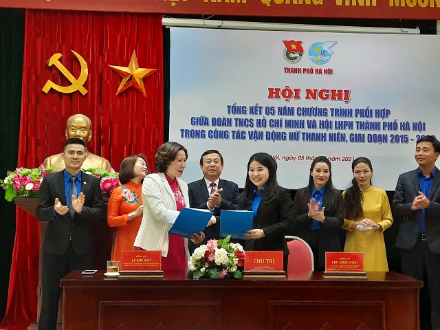 C&aacute;c đồng ch&iacute; L&ecirc; Kim Anh, Chủ tịch Hội LHPN H&agrave; Nội v&agrave; Chu Hồng Minh, B&iacute; thư Th&agrave;nh đo&agrave;n H&agrave; Nội k&yacute; kết phối hợp giữa Hội LHPN v&agrave; Đo&agrave;n TNCS Hồ Ch&iacute; Minh TP H&agrave; Nội giai đoạn 2021 - 2025