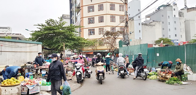 Chợ cóc tại khu vực xung quanh ngõ 60 phố Dương Khuê, địa bàn giáp ranh phường Mai Dịch (Cầu Giấy) và Mỹ Đình 2 (Nam Từ Liêm). Chợ cóc tại khu vực xung quanh ngõ 60 phố Dương Khuê, địa bàn giáp ranh phường Mai Dịch (Cầu Giấy) và Mỹ Đình 2 (Nam Từ Liêm).