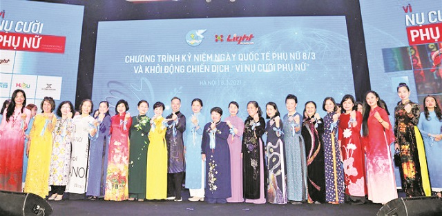 C&aacute;c đại biểu c&ugrave;ng nhau hưởng ứng chiến dịch "V&igrave; nụ cười phụ nữ"