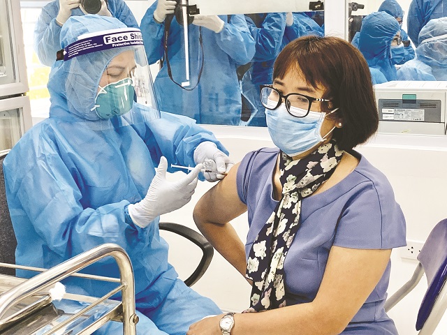 Chị Đặng Thị Thanh - nh&acirc;n vi&ecirc;n y tế BV Bệnh nhiệt đới Trung ương tự tin khi được ti&ecirc;m vắc-xin AstraZeneca ph&ograve;ng Covid-19