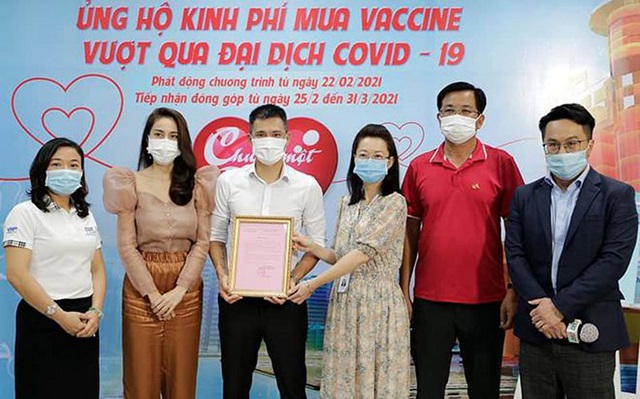Vợ chồng C&ocirc;ng Vinh-Thủy Ti&ecirc;n ủng hộ cuộc vận động quy&ecirc;n g&oacute;p mua v&agrave; ti&ecirc;m vắc-xin Covid-19