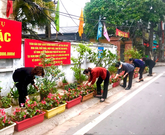 C&ocirc;ng tr&igrave;nh biến ch&acirc;n r&aacute;c th&agrave;nh vườn hoa kiểu mẫu của Hội PN phường Y&ecirc;n Phụ nhiệm kỳ 2016-2021