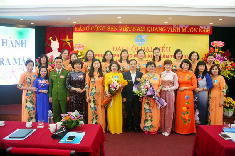 L&atilde;nh đạo Hội LHPN H&agrave; Nội, Hội LHPN quận Hai B&agrave; Trưng v&agrave; phường Minh Khai tặng hoa ch&uacute;c mừng BCH Hội LHPN phường Minh Khai nhiệm kỳ 2021 - 2026
