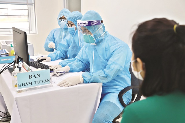 Y b&aacute;c sĩ Bệnh viện Bệnh Nhiệt đới Trung ương được hướng dẫn, tư vấn trước khi ti&ecirc;m vắc-xin ph&ograve;ng Covid-19