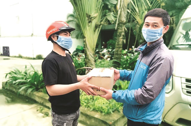 Khi nhận h&agrave;ng mua sắm qua mạng, người ti&ecirc;u d&ugrave;ng cần giữ khoảng c&aacute;ch tối thiểu với người giao h&agrave;ng