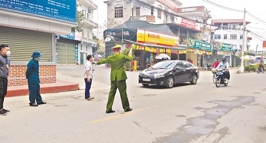 C&aacute;c lực lượng chức năng l&agrave;m việc tại chốt v&agrave;o bến Yến