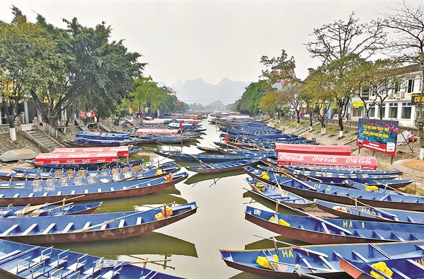 Những con đ&ograve; nằm im l&igrave;m b&ecirc;n bến Yến