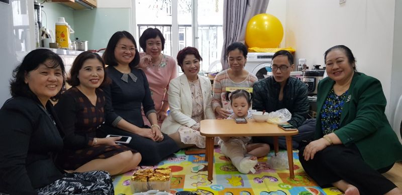 Bà Lê Quỳnh Trang - Tổng biên tập báo Phụ nữ Thủ đô và bà Trịnh Thị Hồng Thủy - Chủ  tịch Hội LHPN Quận Thanh Xuân đã tới thăm hỏi, động viên gia đình chị L. và cháu N.P.H đang dần phục hồi sau khi bị ngã từ tầng 12A chung cư 60B Nguyễn Huy Tưởng.