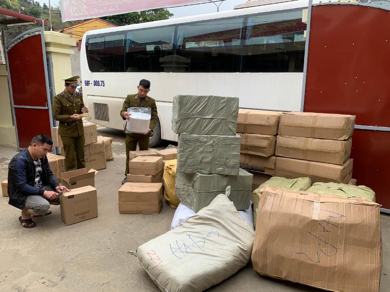 Lực lượng chức năng kiểm tra hàng hóa