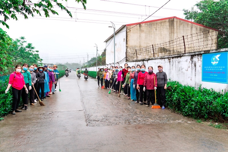 Chị em hội vi&ecirc;n phụ nữ ra qu&acirc;n tổng vệ sinh m&ocirc;i trường, trồng hoa, c&acirc;y xanh tr&ecirc;n Tuyến đường hoa kiểu mẫu