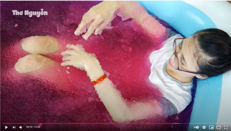 Thử thách làm bồn tắm thạch của Thơ Nguyễn được phản ánh chứa âm thanh không phù hợp. Ảnh: Chụp màn hình.