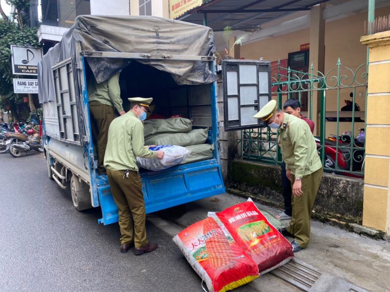 Cơ quan chức năng kiểm tra hàng hóa vi phạm