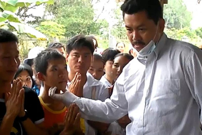 Ông Võ Hoàng Yên kiểm tra cho bệnh nhân Ông Võ Hoàng Yên kiểm tra cho bệnh nhân