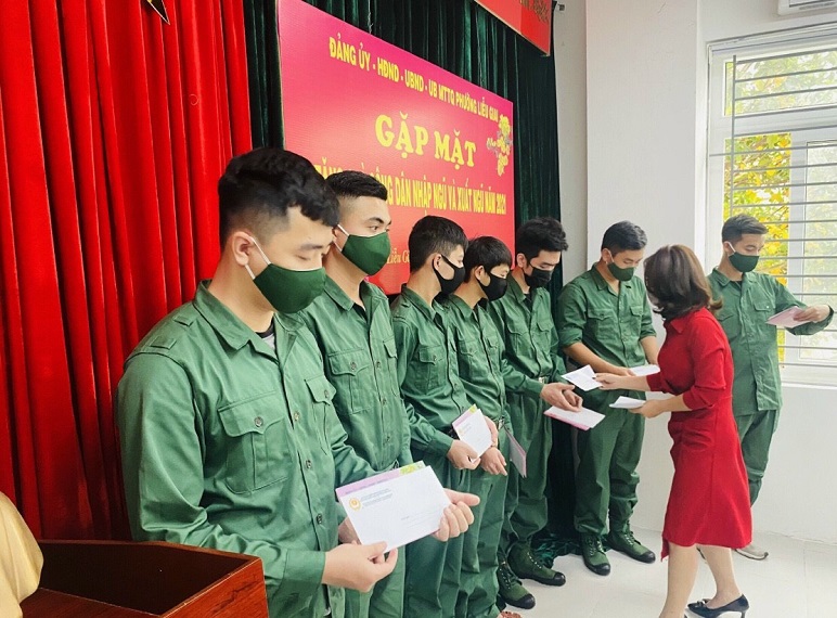 Hội PN tặng quà tân binh lên đường nhập ngũ