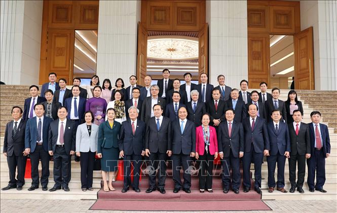 Thủ tướng Chính phủ Nguyễn Xuân Phúc và Chủ tịch Ủy ban Trung ương Mặt trận Tổ quốc Việt Nam Trần Thanh Mẫn cùng các đại biểu chụp ảnh chung. Ảnh: Thống Nhất/TTXVN